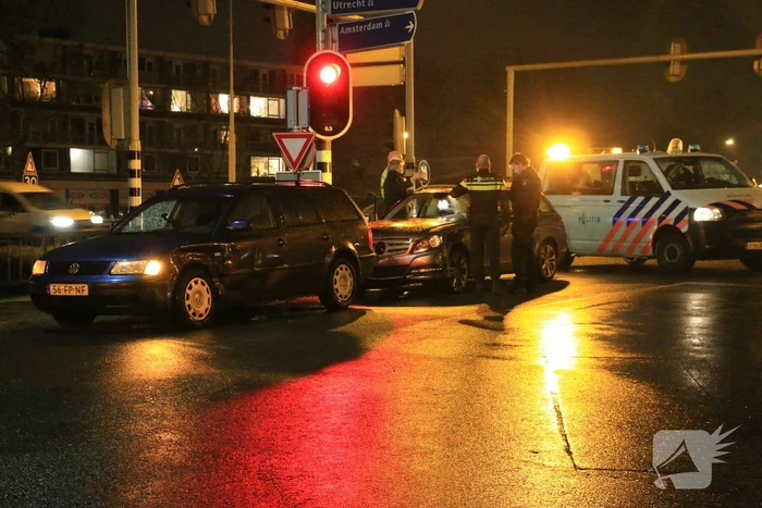 Schade na botsing tussen twee personenautos
