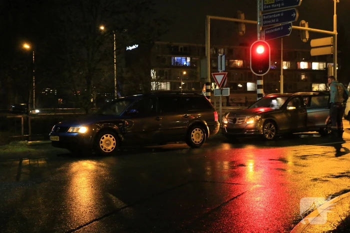 Schade na botsing tussen twee personenautos