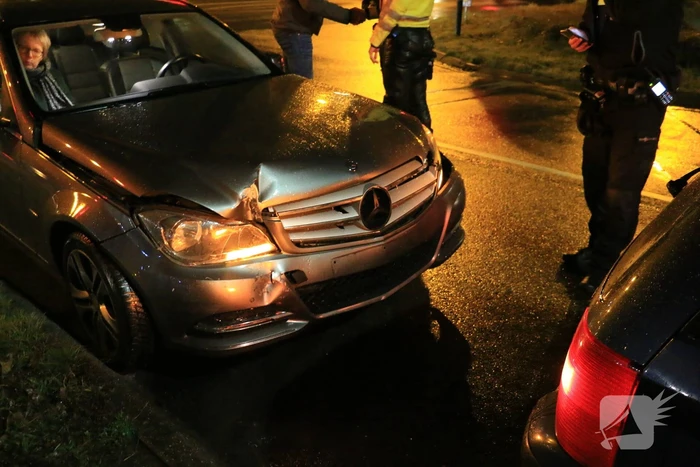 Schade na botsing tussen twee personenautos
