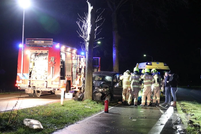 Gewonde na eenzijdige botsing tegen boom