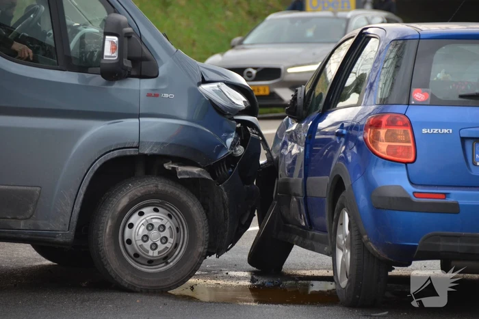 Bestelbus en auto botsen op kruising