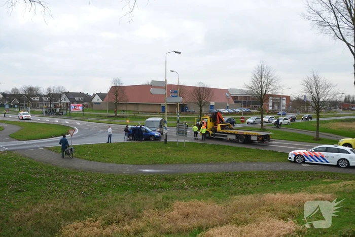 Bestelbus en auto botsen op kruising