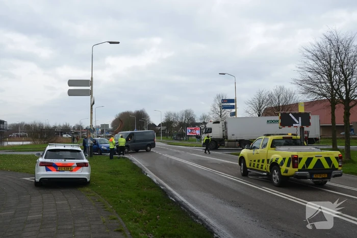 Bestelbus en auto botsen op kruising
