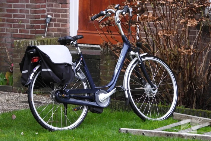 E-bikester gewond na botsing met auto