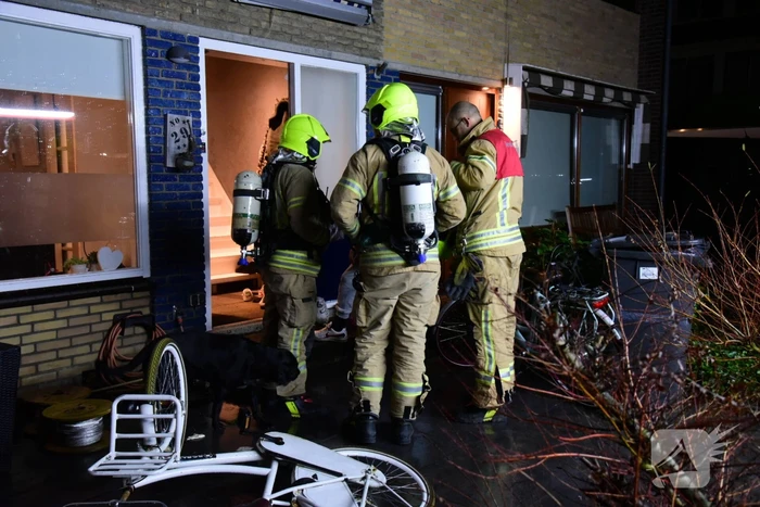 brandweer verricht metingen na koolmonoxide alarm