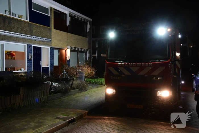 brandweer verricht metingen na koolmonoxide alarm