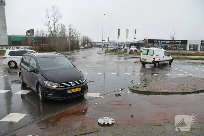 Veel schade bij aanrijding met bestelbus