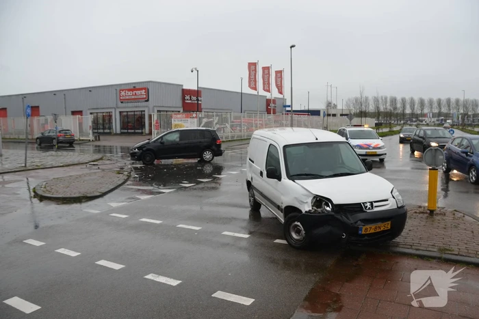 Veel schade bij aanrijding met bestelbus