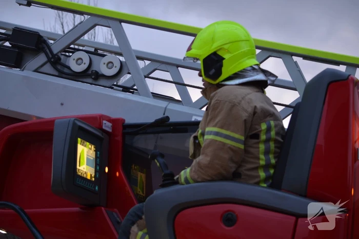 Brandweer veegt schoorsteen na schoorsteenbrand