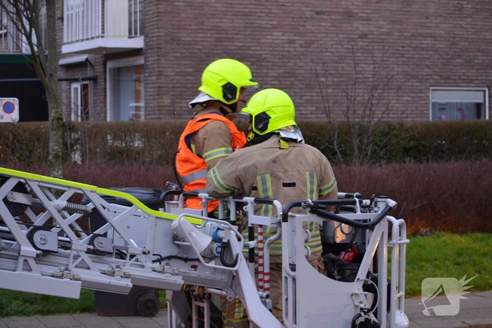 Brandweer veegt schoorsteen na schoorsteenbrand