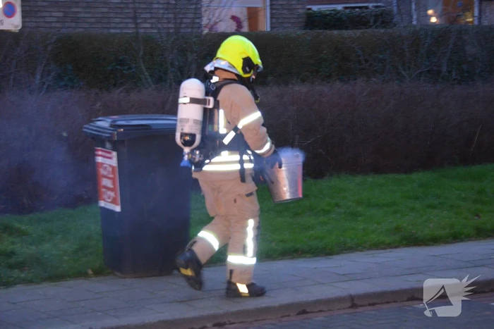 Brandweer veegt schoorsteen na schoorsteenbrand