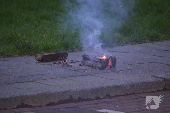 Brandweer veegt schoorsteen na schoorsteenbrand