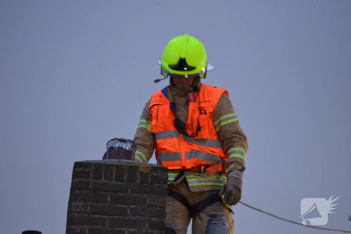 Brandweer veegt schoorsteen na schoorsteenbrand