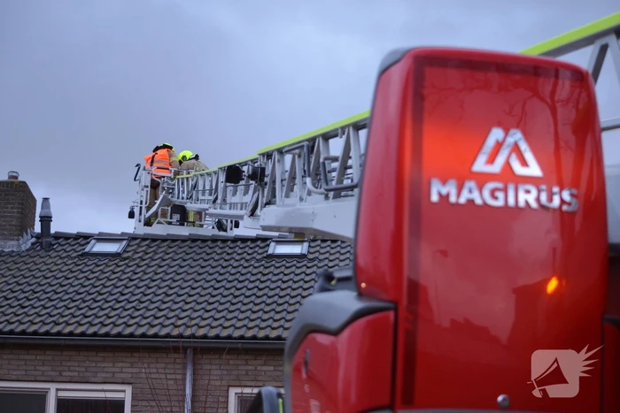 Brandweer veegt schoorsteen na schoorsteenbrand