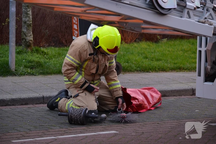 Brandweer veegt schoorsteen na schoorsteenbrand