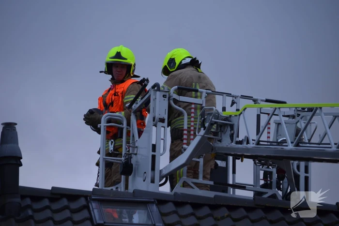 Brandweer veegt schoorsteen na schoorsteenbrand