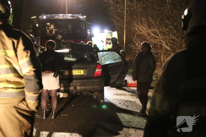 Bestuurder bekneld na botsing op boom
