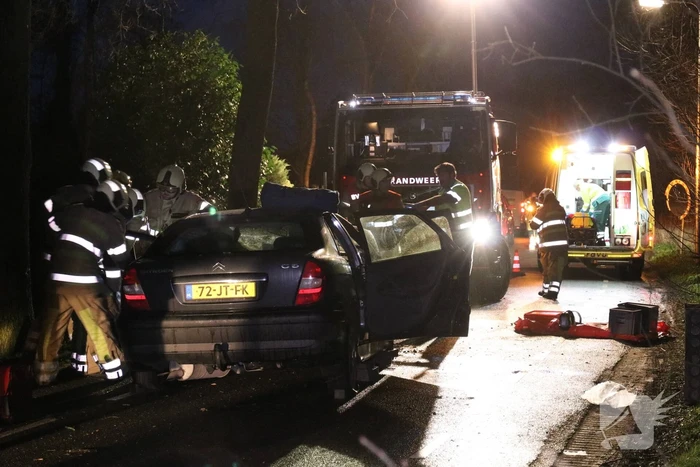 Bestuurder bekneld na botsing op boom