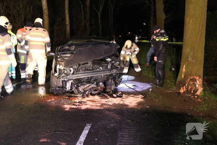 Bestuurder bekneld na botsing op boom