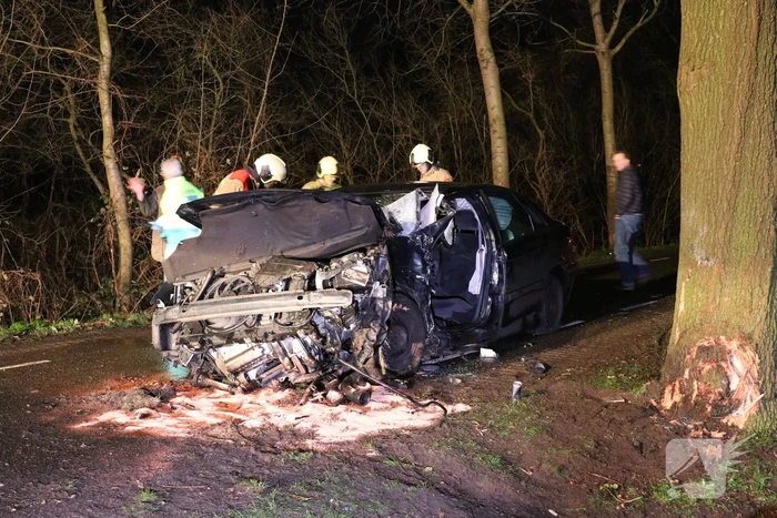Bestuurder bekneld na botsing op boom