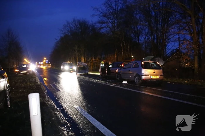 Gewonde na kop-staart aanrijding met 3 auto's
