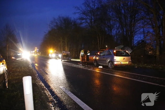 Gewonde na kop-staart aanrijding met 3 auto's