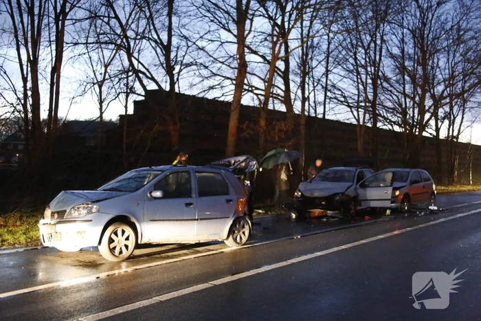 Gewonde na kop-staart aanrijding met 3 auto's