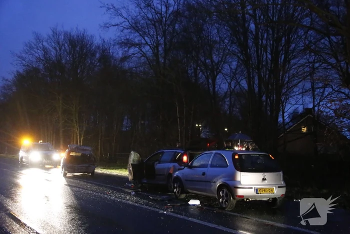 Gewonde na kop-staart aanrijding met 3 auto's