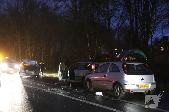 Gewonde na kop-staart aanrijding met 3 auto's