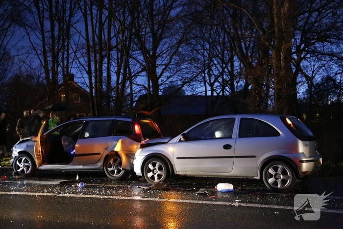 Gewonde na kop-staart aanrijding met 3 auto's