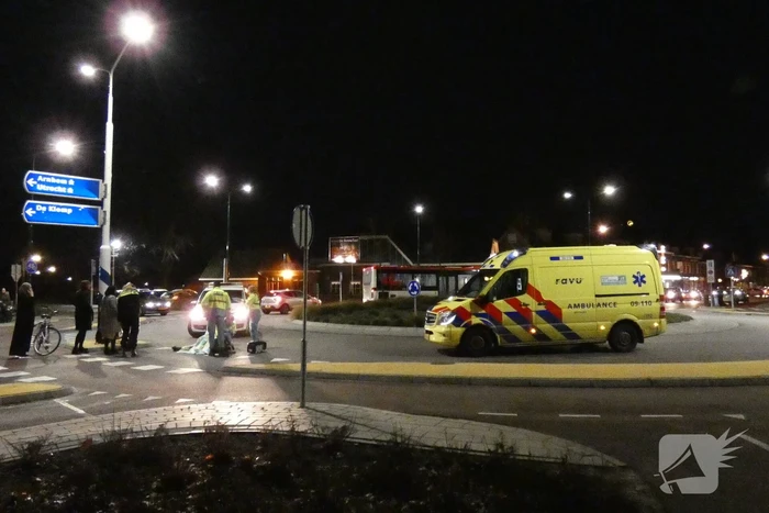 Fietser door personenauto aangereden op rotonde
