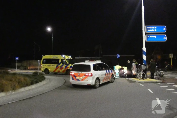 Fietser door personenauto aangereden op rotonde