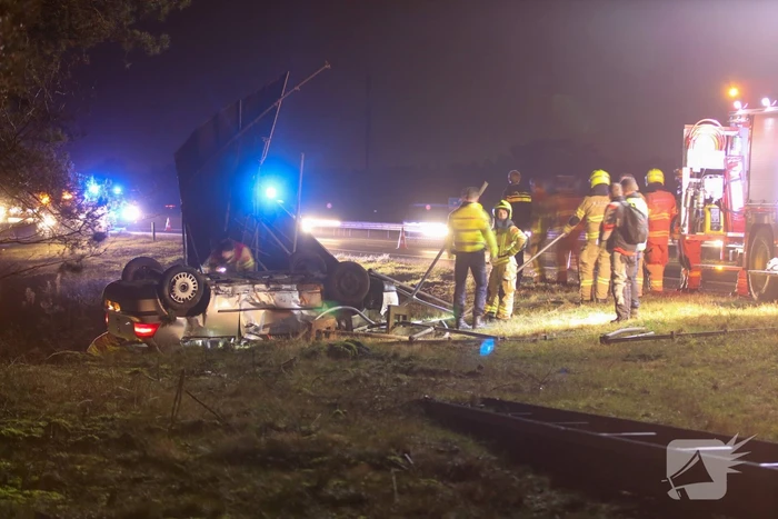 Bestuurder gewond en auto op de kop op afrit