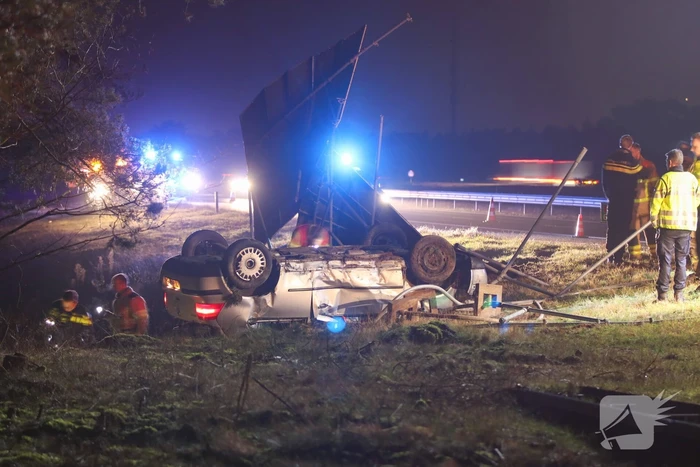 Bestuurder gewond en auto op de kop op afrit