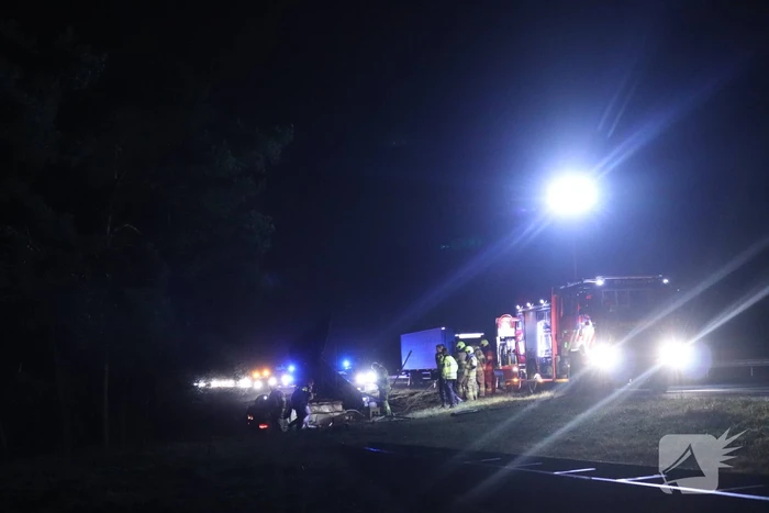 Bestuurder gewond en auto op de kop op afrit