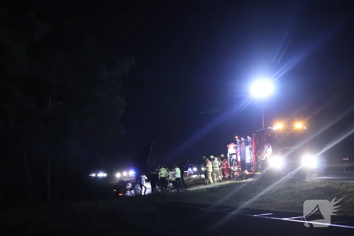 Bestuurder gewond en auto op de kop op afrit