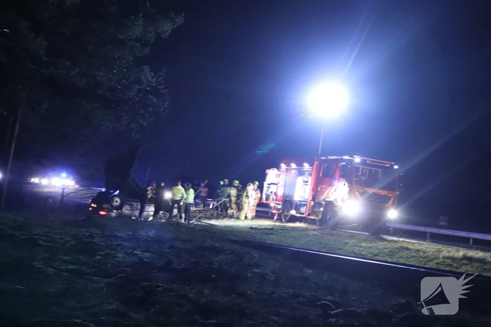 Bestuurder gewond en auto op de kop op afrit