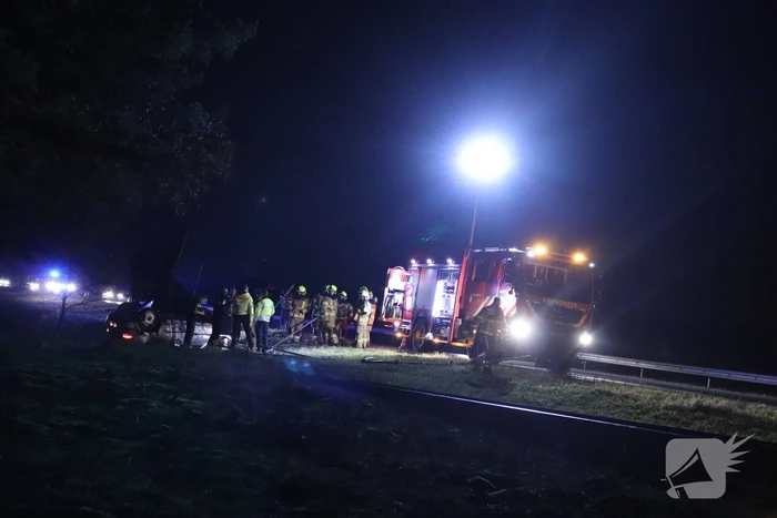 Bestuurder gewond en auto op de kop op afrit