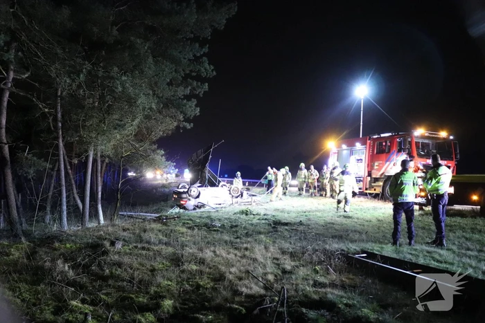 Bestuurder gewond en auto op de kop op afrit