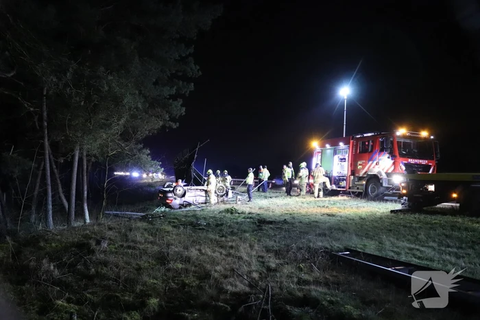 Bestuurder gewond en auto op de kop op afrit