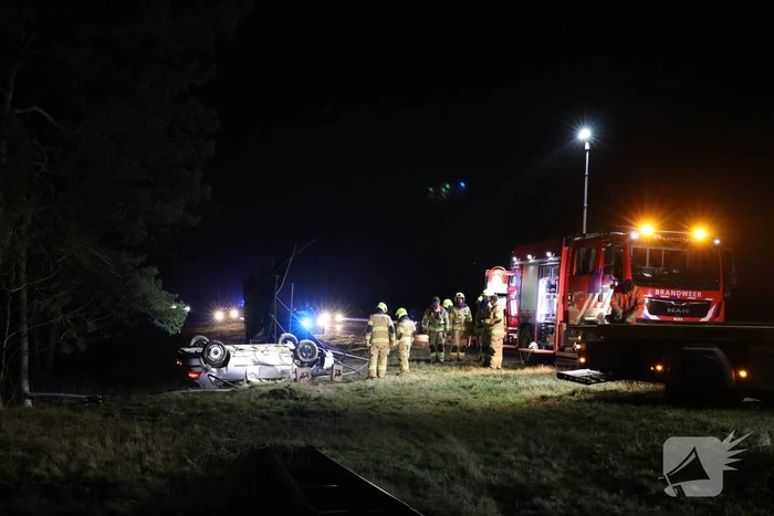Bestuurder gewond en auto op de kop op afrit