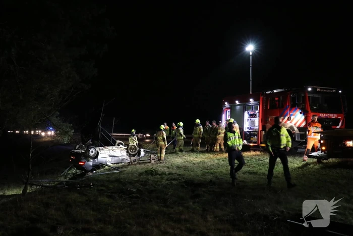 Bestuurder gewond en auto op de kop op afrit