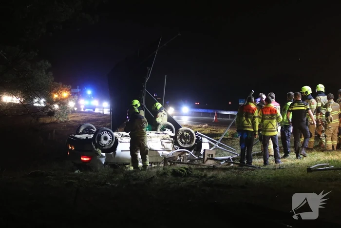 Bestuurder gewond en auto op de kop op afrit