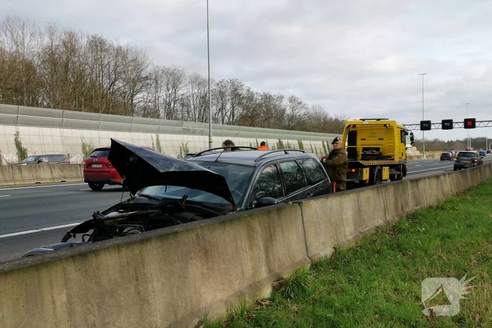 Auto boort zich in vangrail