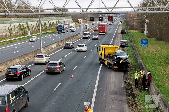 Auto boort zich in vangrail