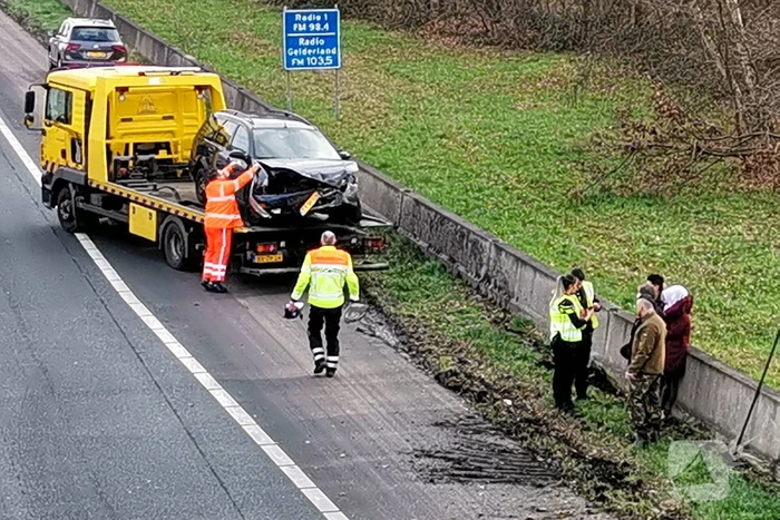 Auto boort zich in vangrail