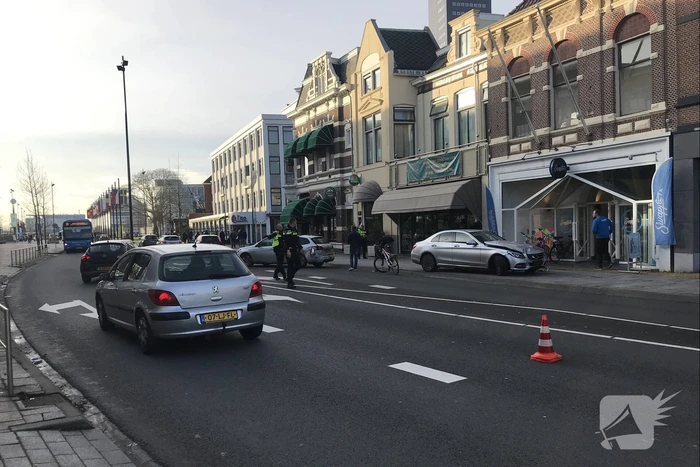 Veel schade bij aanrijding tussen twee auto's