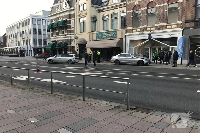 Veel schade bij aanrijding tussen twee auto's