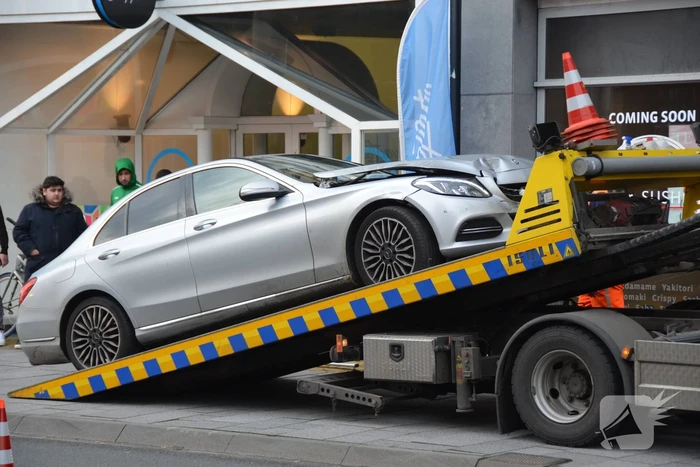 Veel schade bij aanrijding tussen twee auto's