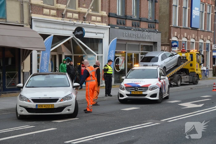 Veel schade bij aanrijding tussen twee auto's